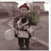 グリーティングカード クリスマス「プレゼントをたくさん抱えた男の子」