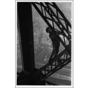 ポストカード モノクロ写真「エッフェル塔のペンキ塗りをする男性」