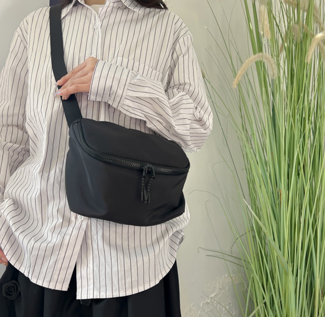 シンプルショルダーバッグ