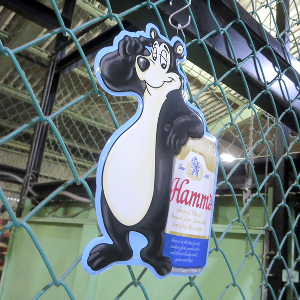ダイカットエンボス メタルサイン Hamm's Bear【ハムズ ブリキ看板