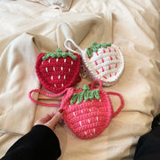 可愛い 手編み いちごのショルダーバッグ 子供 大人たち ミニバッグ 斜め掛けいちご バッグ  いちごの雑貨