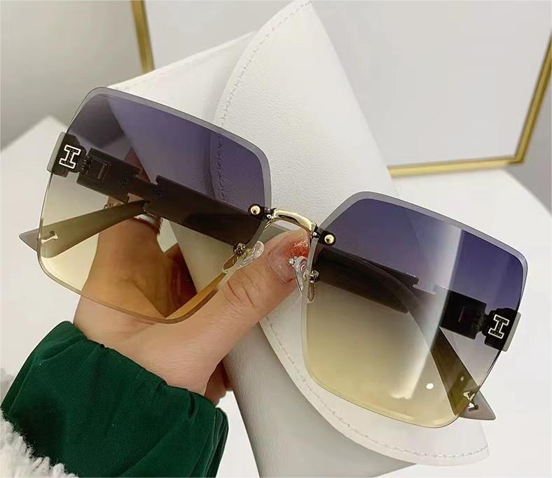 2024夏季新作  サングラス   ビッグフレーム    UVカット  軽量  携帯に便利です  四角です 4色