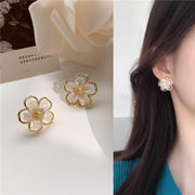 S925銀針の甘い花貝殻の小さなピアスシンプルな日韓風イヤリング気質透かし彫りの超仙少女イヤリング