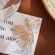 ラインストーン   バレエ少女ブローチ　ダンス　バレエブローチ　バレエ関連アクセサリー ゴールド