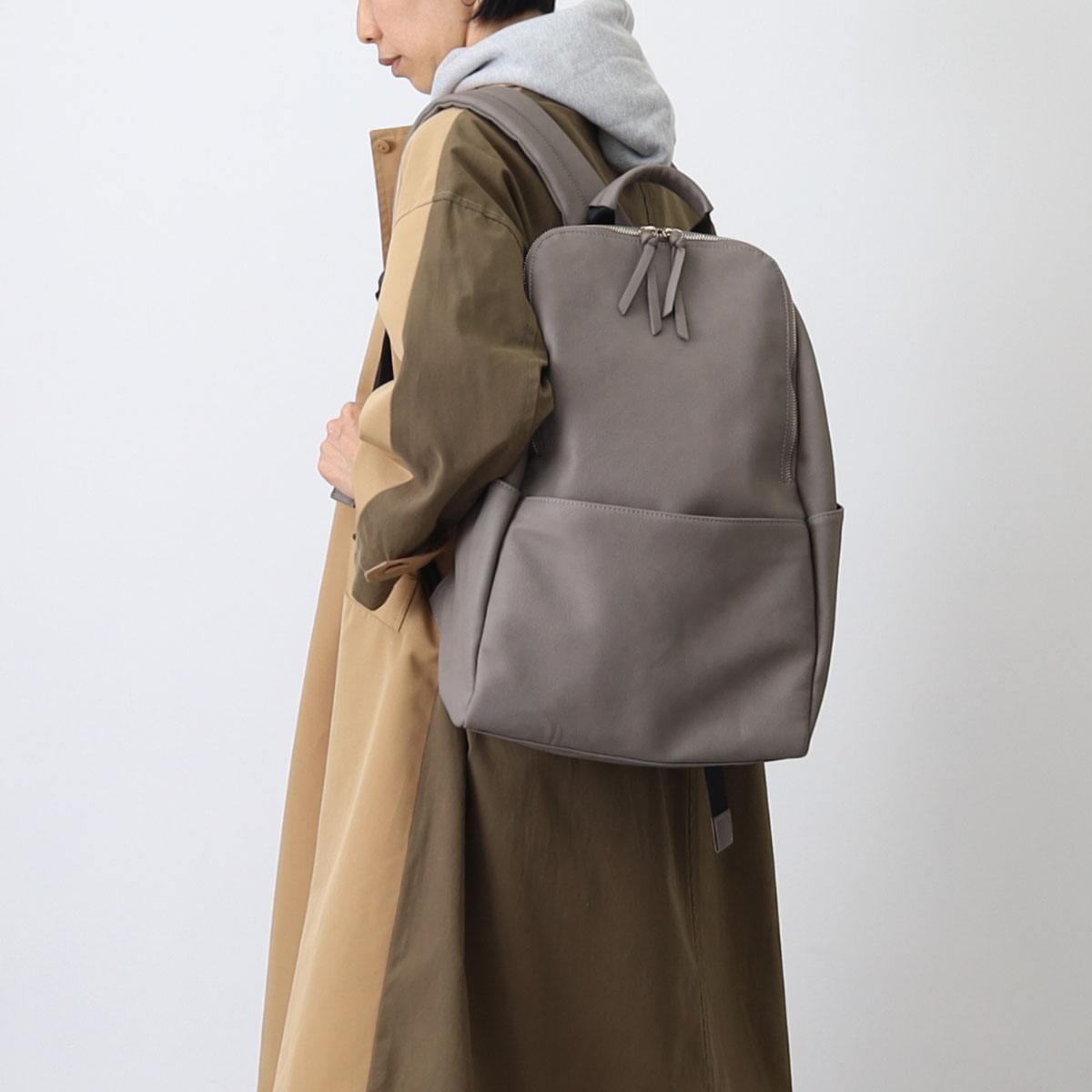 定番 人気商品【COOCO】フェイクレザー9ポケットリュック／A4