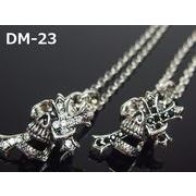 メンズネックレス　眼孔を貫かれたスカル＆クロスネックレス　SV風