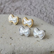 132.ステンレスポスト ピアス リボン オーロラ ホワイト 1ペア 国内発送 金属アレルギー対応