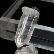 ペンダントトップ　マニハール水晶＜インド産＞　ステンレス製　シルバー　ランダム発送