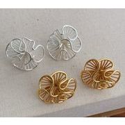 透かしお花ピアス