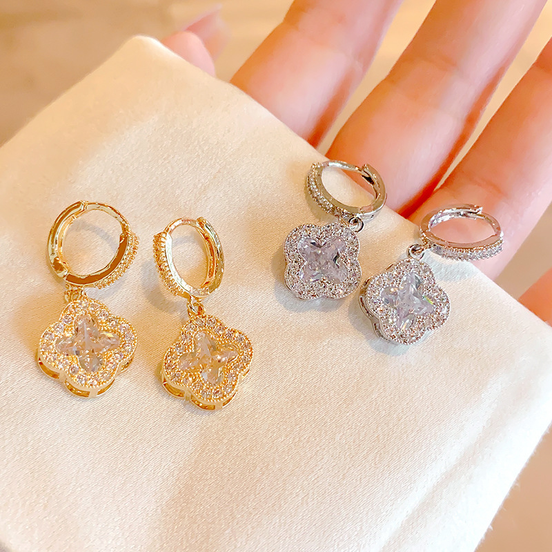 フープピアス クローバー モチーフ レディース アクセサリー 華奢 クリスタル シルバー ゴールド きらきら