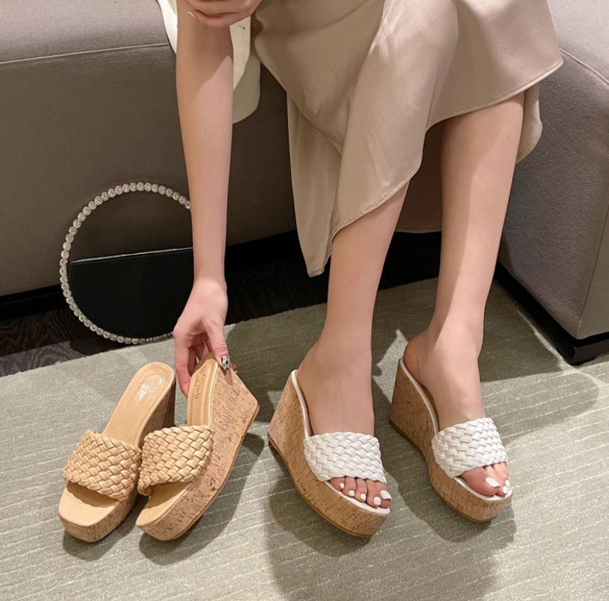 オシャレの幅が広がる♪ 速攻美脚  夏 韓国スタイル 学生 厚底 サンダル 靴 レディース