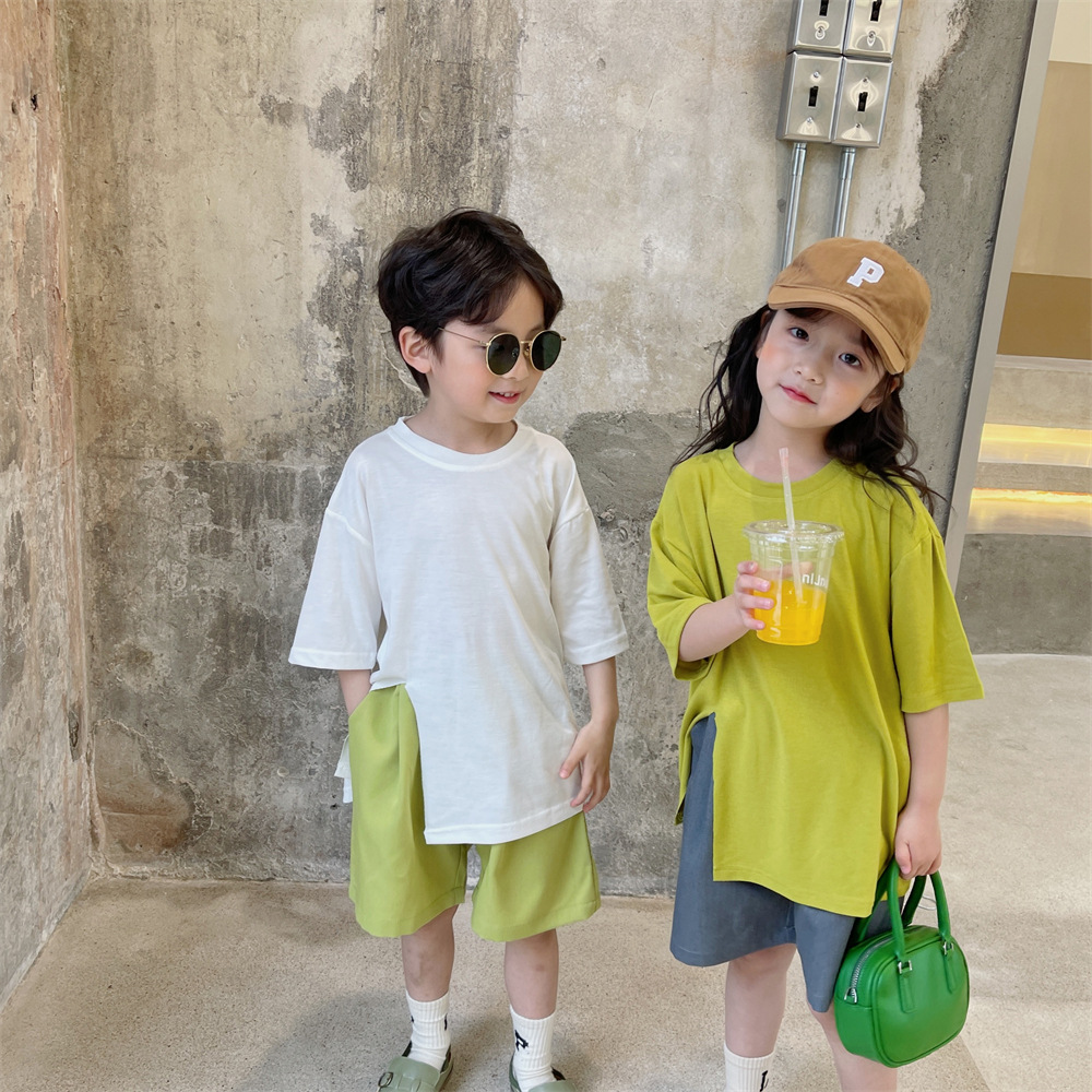 女の子の半袖、Tシャツ、2022年夏の新しい韓国の子供服、夏のスプリットTシャツ、子供用の無地のトップス