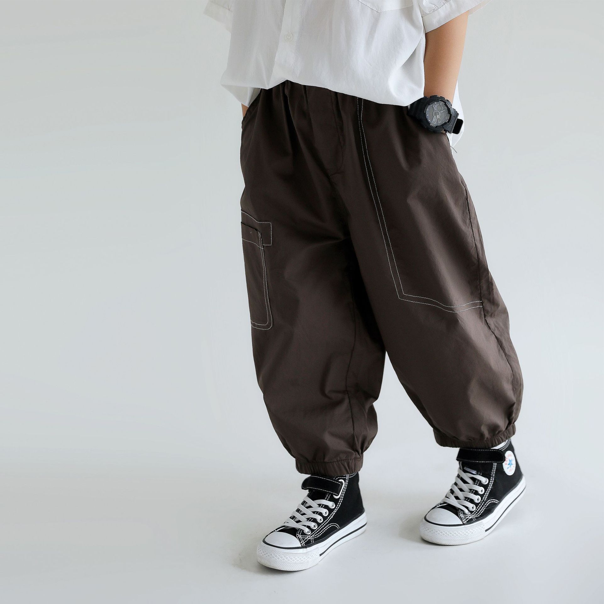 2022年夏の新しい子供用のクールな薄手のズボン、ボーイズファッションルーズワークウェアパンツ