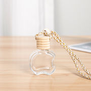 10ML月の形をしたボトル、透明な香水瓶、透明なガラス瓶、自動車用香水瓶ストラップ