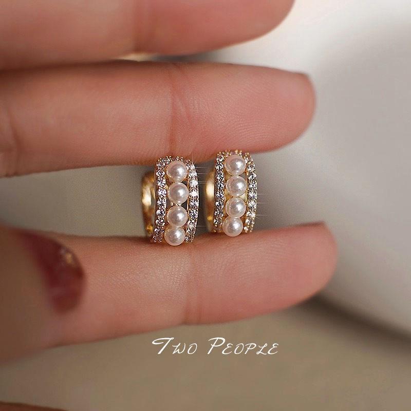 高級感のある小さな真珠のシャンパン色のイヤリング気品のマイナーなデザイン感の耳飾りレト