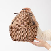 SSH：季節を問わず使える ファーのポーチ付き柳のかごバッグ