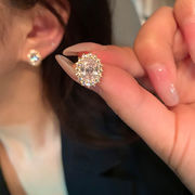 シルバーピンとダイヤモンドの楕円形のイヤリングは、トレンディなイヤリングをデザインします