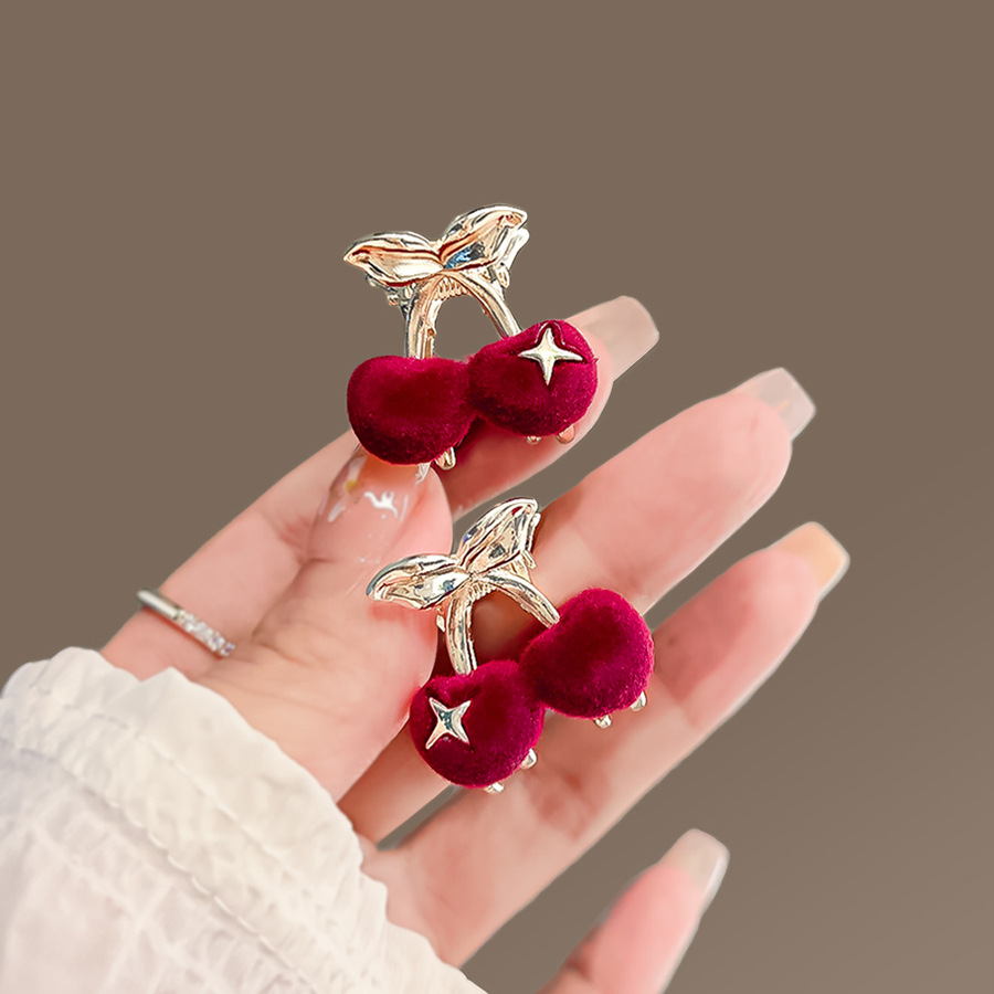 1個 チェリー ヘアクリップ 2色 黒 赤 さくらんぼのヘアクリップ 大人