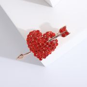 ハート型のブローチ 赤いラインストーン ハート キューピッドの剣 バレンタインデー アクセサリー