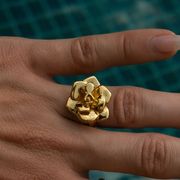 金メッキ ステンレスのリング ゴールド 立体 椿の指輪 レディース  カメリア指輪 フリーサイズのリング