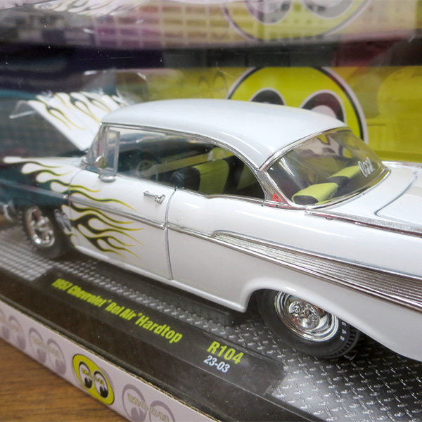 M2 MACHINES 1:24 MOON EQUIPPED 1957 CHEVROLET BEL AIR