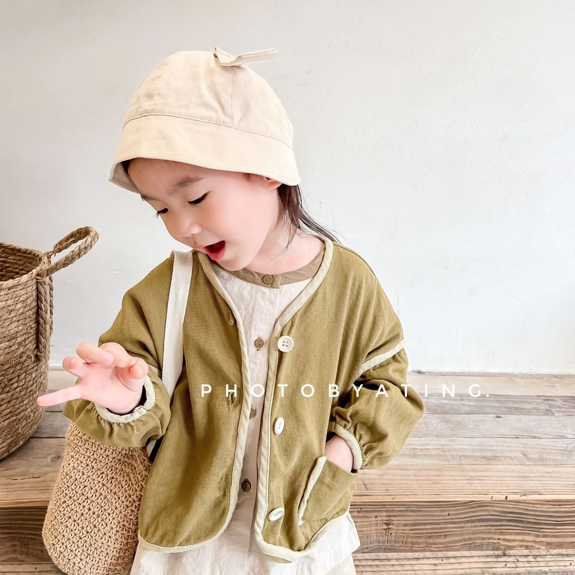 2024年の子供の秋の新しいジャケット、子供の秋の韓国の綿のジャケット、女の子と男の子のカーディガン
