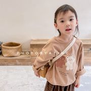 2024年秋の新しい子供服、子供用韓国の秋のTシャツ、男の子と女の子の長袖クマ柄ボトミングシャツ
