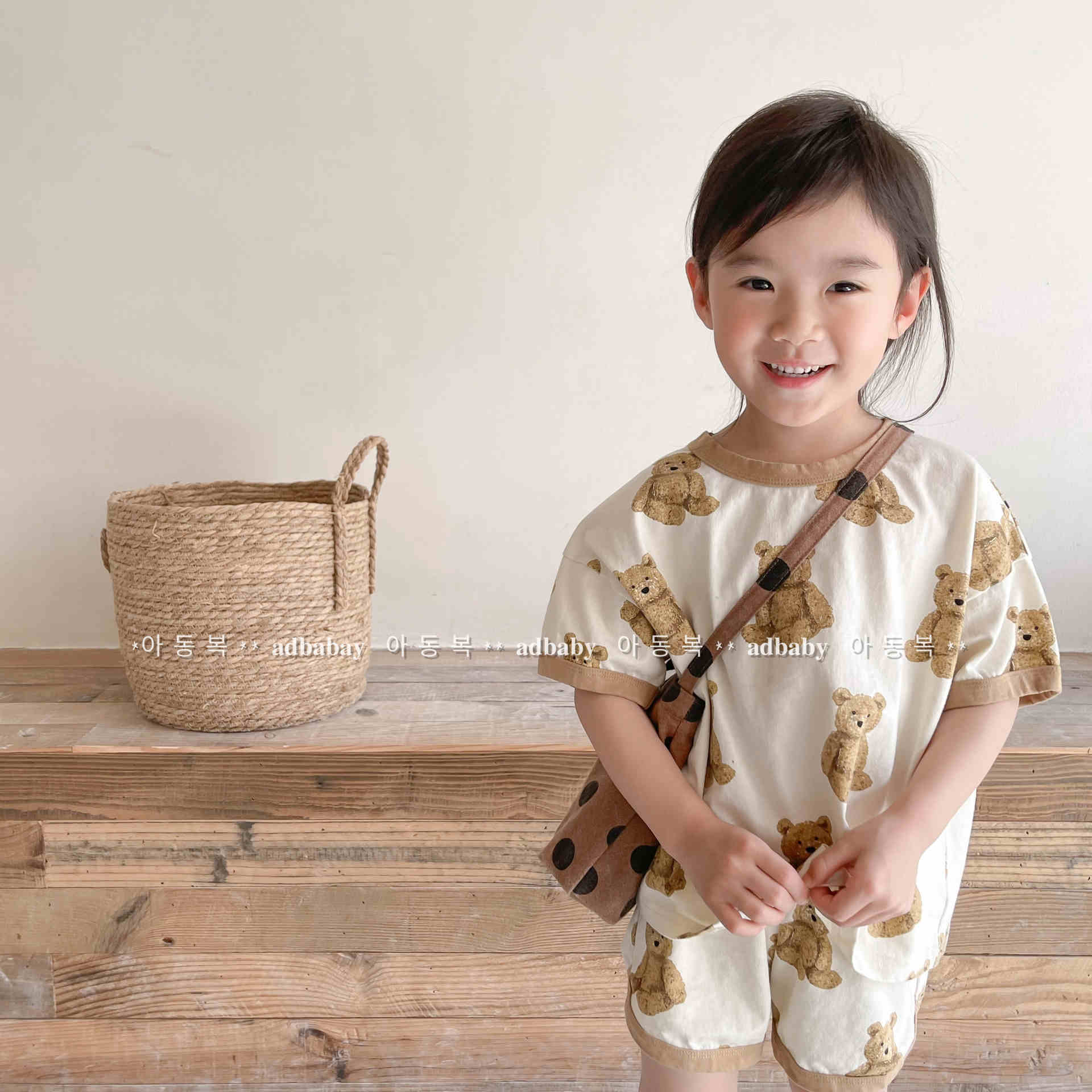 2024年韓国の子供服半袖、クマ柄半袖、夏の新作子供服、ツーピースの女の子用半袖Tシャツ+ショーツ