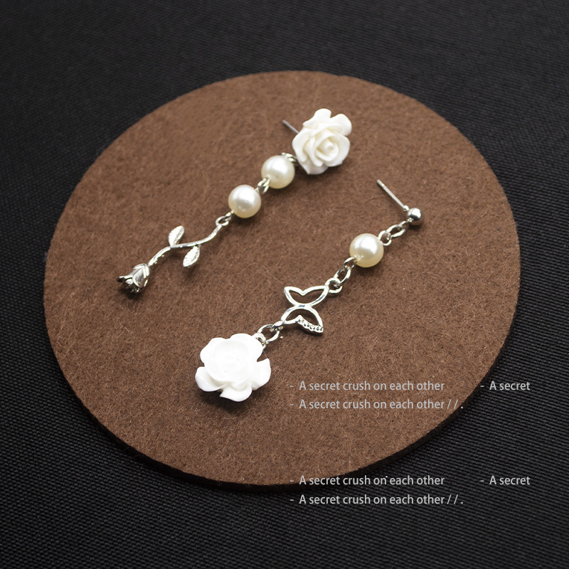 レトロな気質の花のイヤリング、長いイヤリング、女性の非対称のバラのイヤリング、新作イヤークリップ