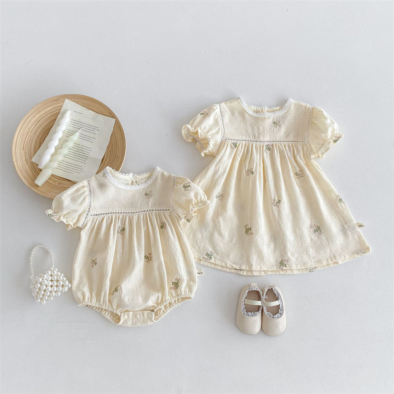 2024夏新作　子供服　姉妹　お揃い　選べる2タイプ　レース襟　ロンパース　ワンピース　半袖　刺繍花柄