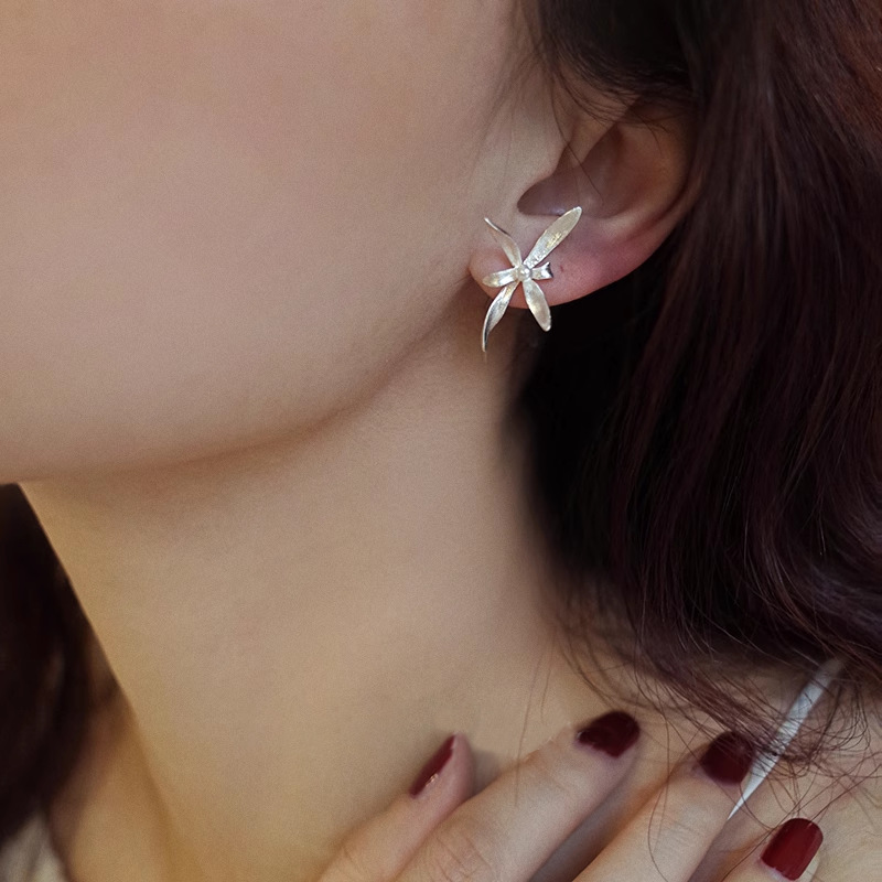 ミニパールお花ピアス 個性的 S925 シルバーアクセサリー アレルギー対応 大人かわいい おしゃれ 上品