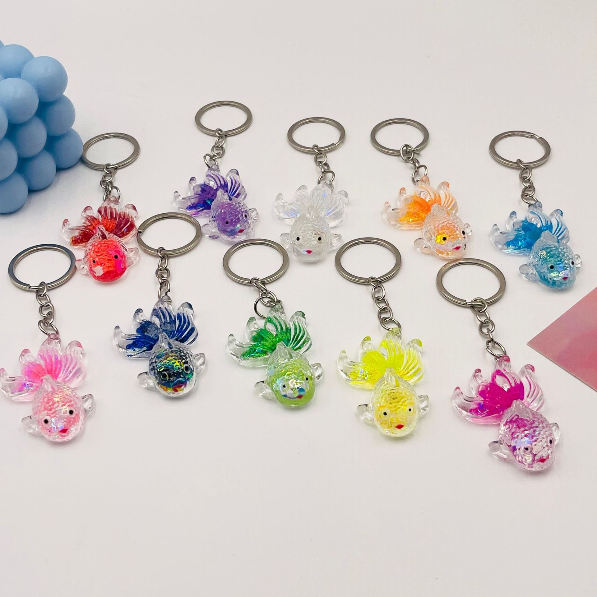 10色 金魚キーホルダー アクリル 夜光 魚キーチェーン かわいい 金魚 