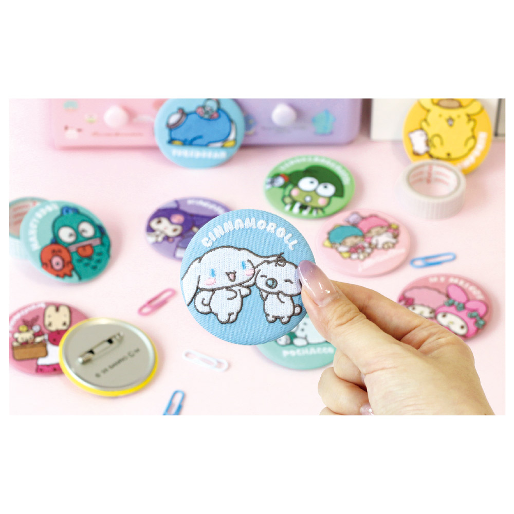 【りな】暇72 トレーナー、缶バッジ、プロマイドセット Yostar OFFICIAL SHOP ONLINE / 描きおろし缶バッジセット(全4種)