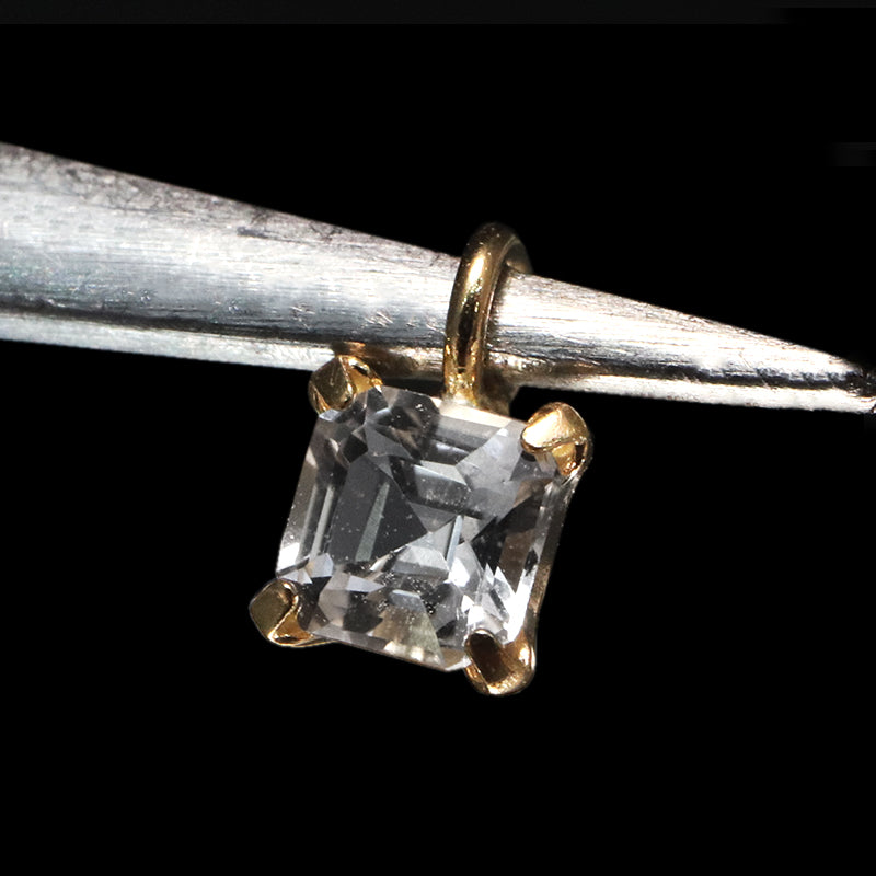 ペンダントトップ　フェナカイト＜ロシア産＞　スクエアカット　約3×3mm　K18　ゴールド