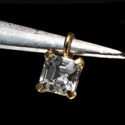 ペンダントトップ　フェナカイト＜ロシア産＞　スクエアカット　約3×3mm　K18　ゴールド