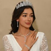 花嫁用 ティアラ3点セット ネックレス＆ピアス付き 欧米風 豪華でエレガントなウェディングアクセサリー