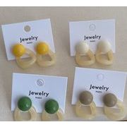 配色樹脂ピアス