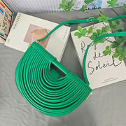 話題の注目アイテム 激安セール 2026年新作 半円形バッグ コンパクトサイズ33*10*18cm 軽量編み込み