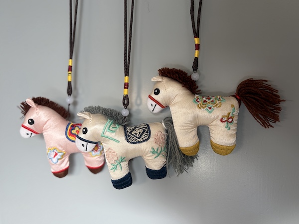 手刺繍 手作り馬チャーム 干支午年開運縁起物 和風インテリア飾り