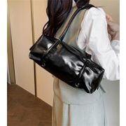 新作限定SALE 大容量 質感あり ピローバッグ 4色展開 2026春秋 ボストンレディースバッグ 通勤 ショルダー