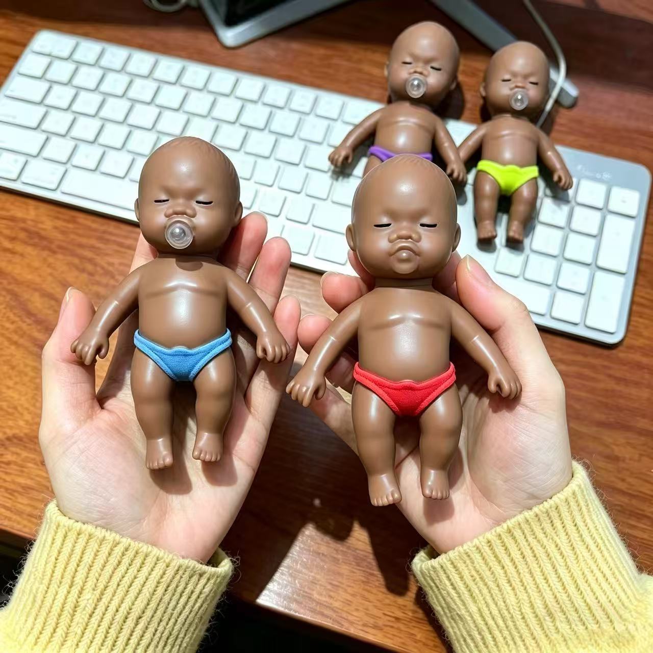 2026 人気商品 ナターシャ 泡吹き黒人形 スクイーズトイ 大サイズ ゴム製 ストレス解消 ぬいぐるみ