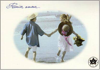 ポストカード カラー写真「手をつないで海辺を歩く男の子と女の子」郵便はがき