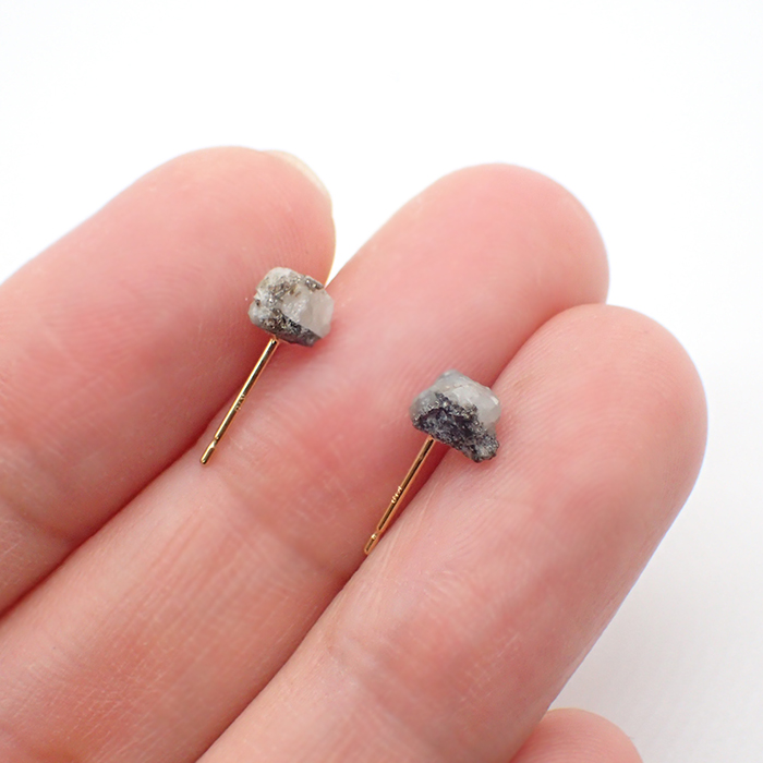 2. ロシア産 フェナカイト 原石 K18 ピアス グレー 1ペア】 ゴールド  