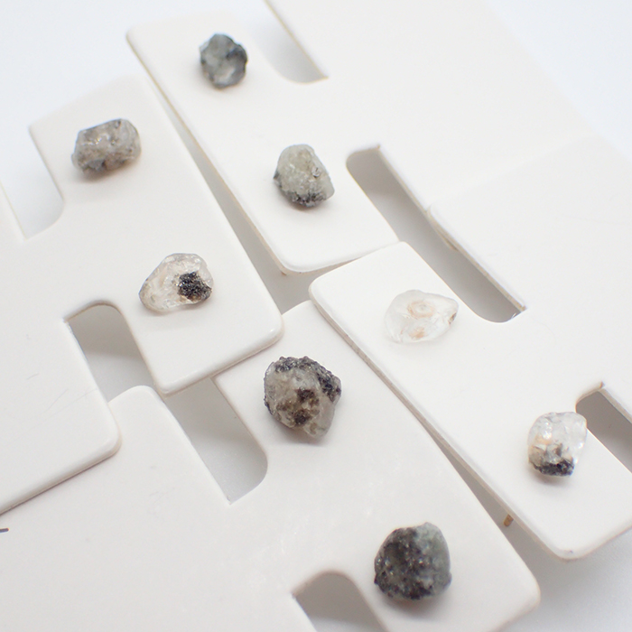 2. ロシア産 フェナカイト 原石 K18 ピアス グレー 1ペア】 ゴールド  