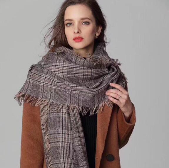 冬の擦り切れた格子縞のスカーフ英国の格子縞は、厚手のショールを増やすために暖かい女性のよだれかけ