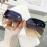 新しいリトルレッドブック新しい薄型フェイスサングラス四葉抗紫外線フレームレスサングラス女性のファッシ