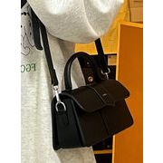 おすすめ商品 ショルダーバッグ 携帯バッグ 口紅包 小角バッグ 手にバッグを持つ 携帯用斜めがけバッグ