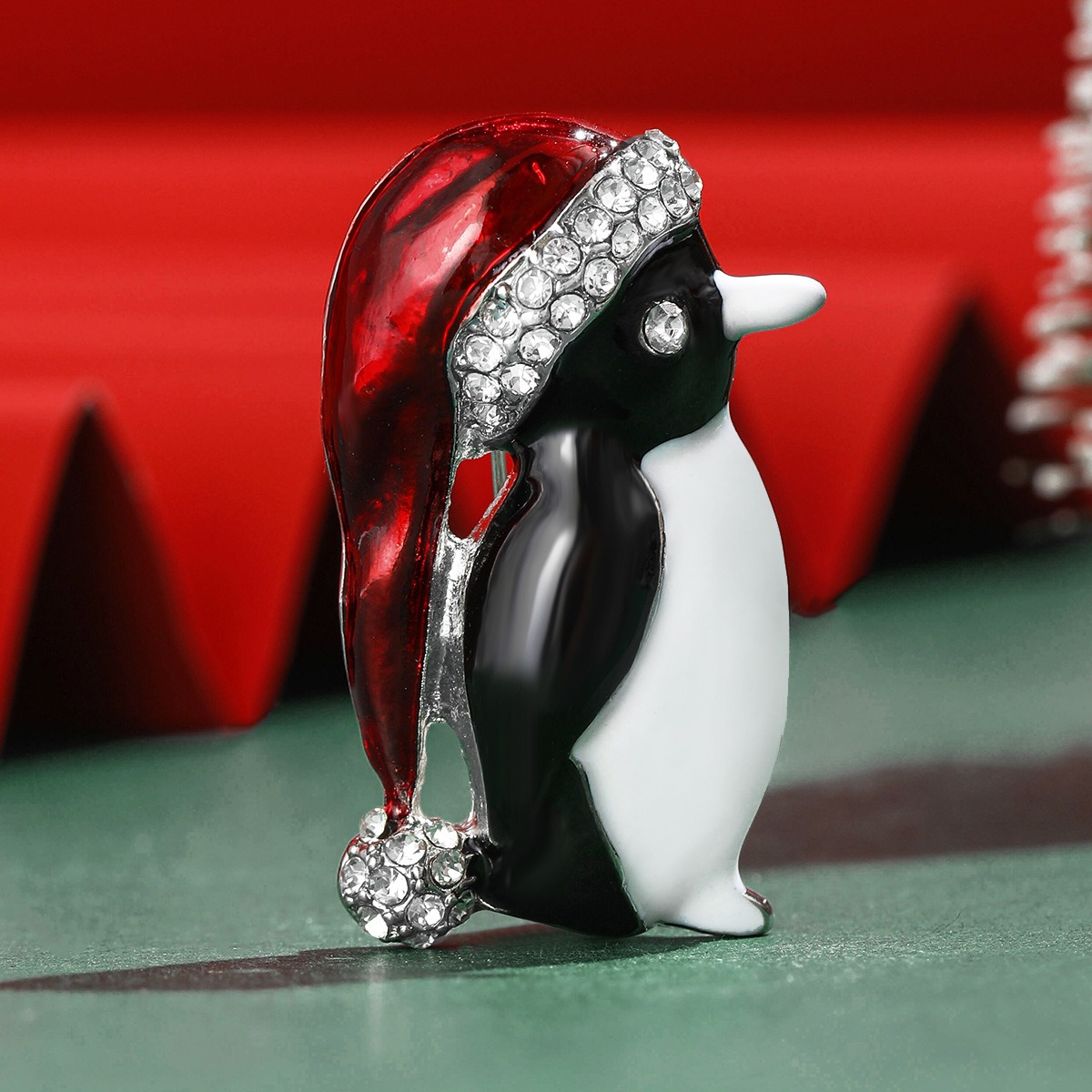 金属 ペンギン ブローチ クリスマス 動物のブローチ サンタ帽子をかぶったペンギン コサージュピン