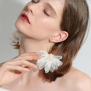 新作　ピアス　イヤリング   ホリデースタイルの妖精生地大きな花びらの花のイヤリング  ファッション