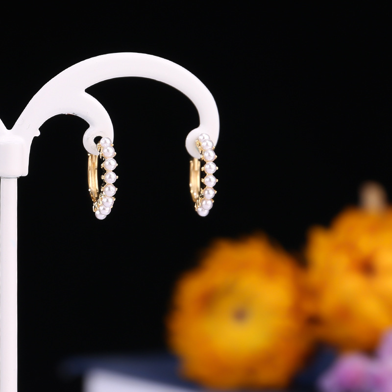 繊細で小柄な真珠のイヤリング、シンプルで用途の広いイヤリング
